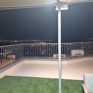 לבקר במלון